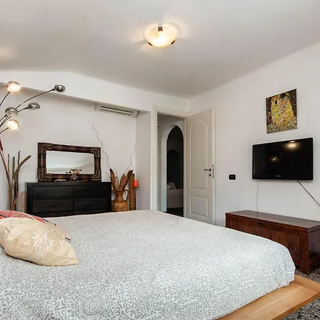 Habitación en casa particular Ethnic A Few Steps To Colombo House And Brignole Train Station Génova